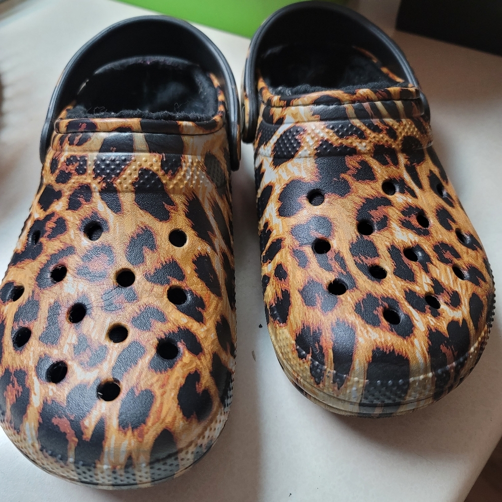 Leopard print crocs with furry liner (Womens 6)